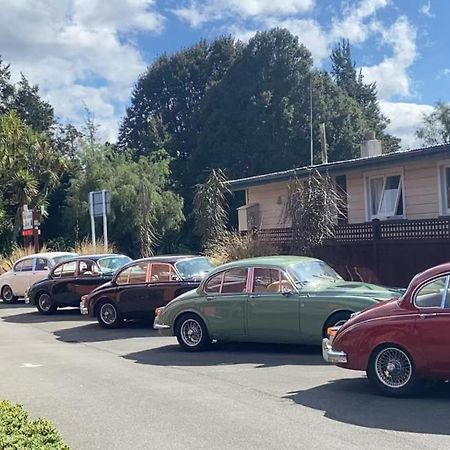 Red Tussock Motel Те Анау Екстериор снимка