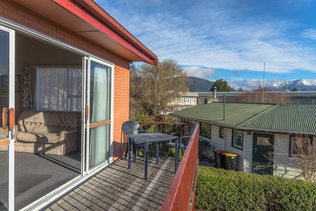 Red Tussock Motel Те Анау Екстериор снимка
