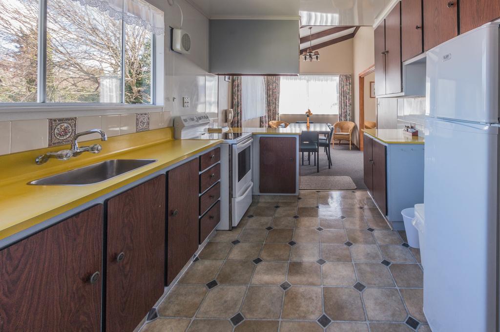Red Tussock Motel Те Анау Екстериор снимка