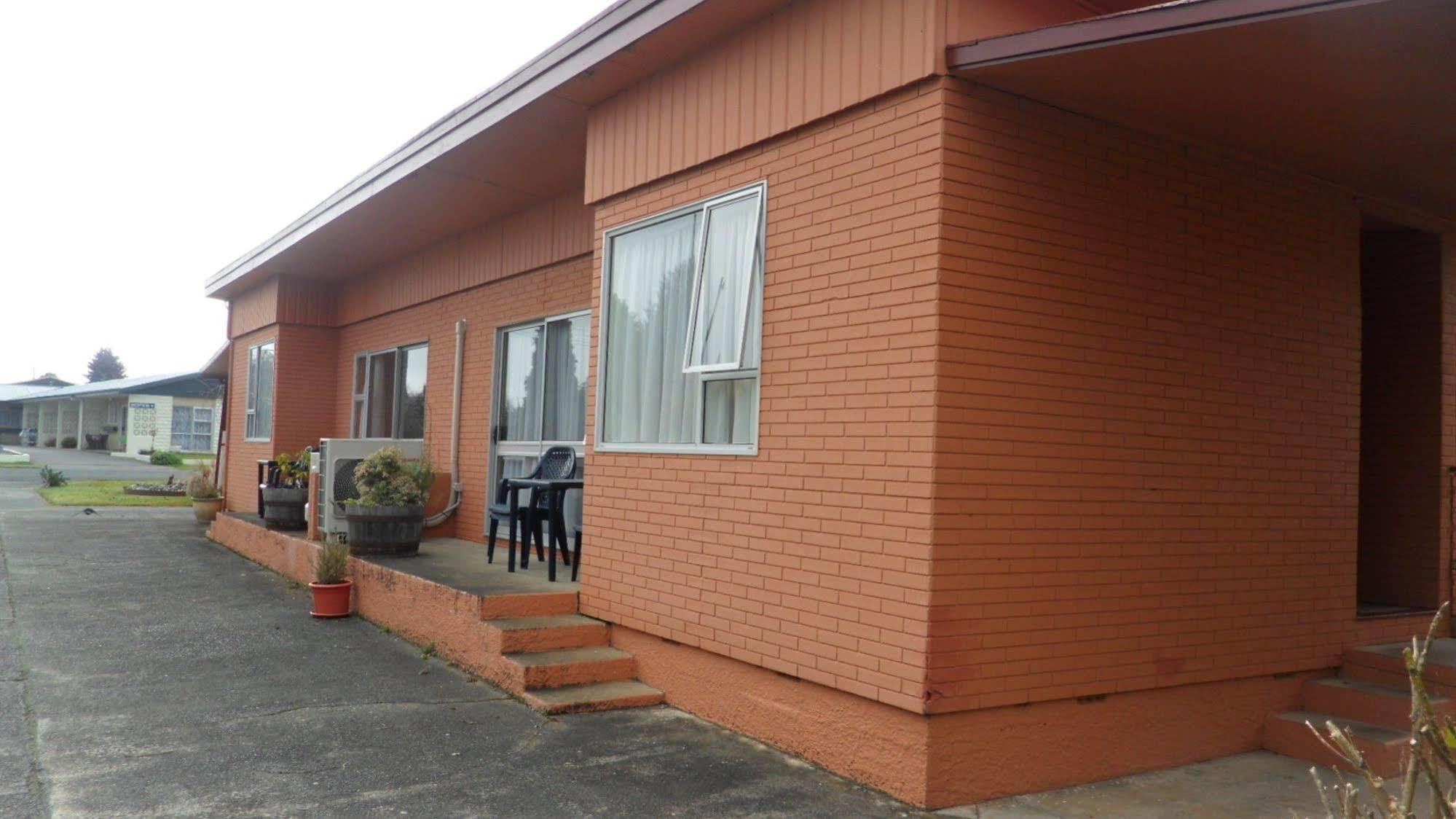 Red Tussock Motel Те Анау Екстериор снимка