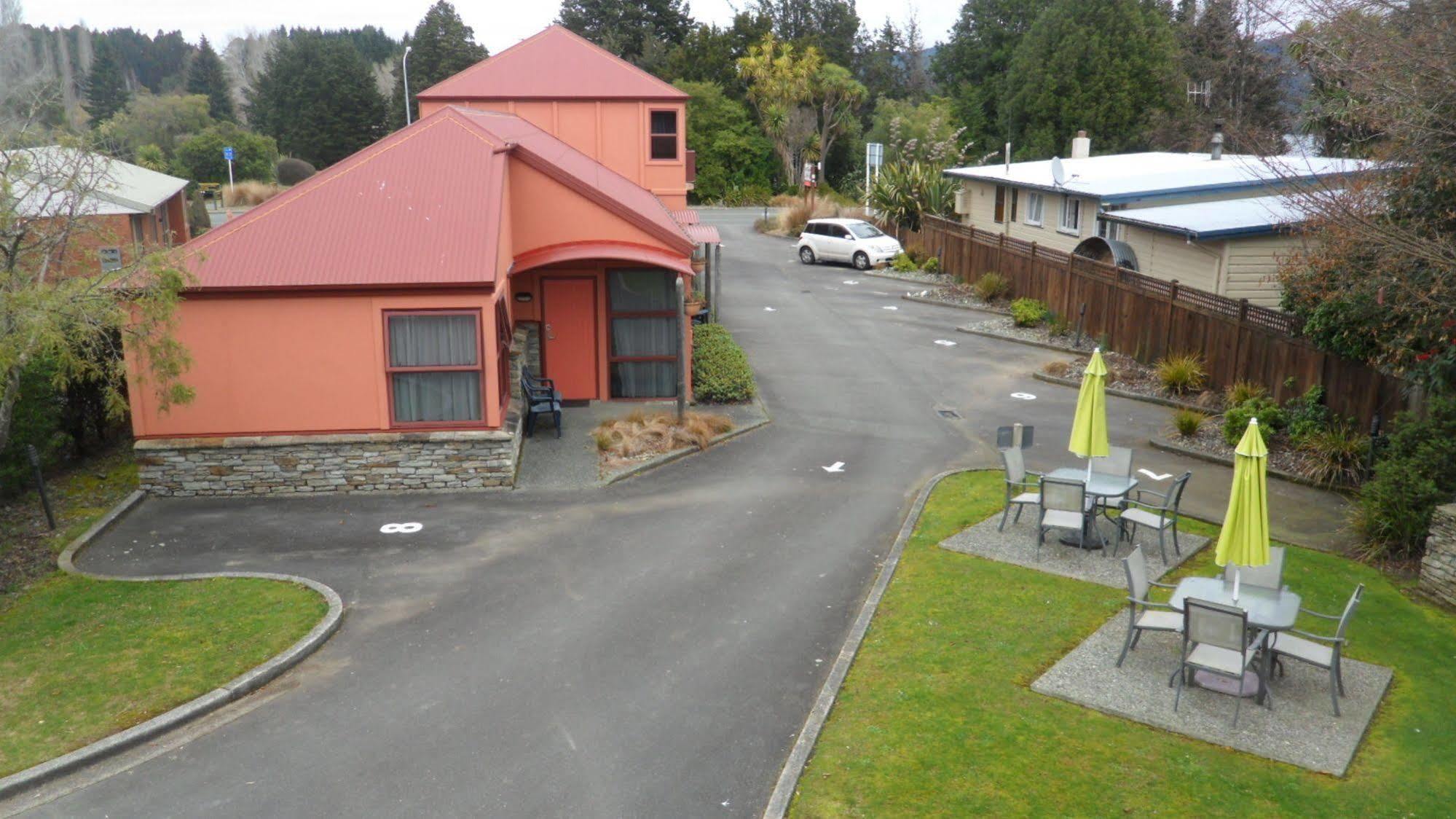 Red Tussock Motel Те Анау Екстериор снимка
