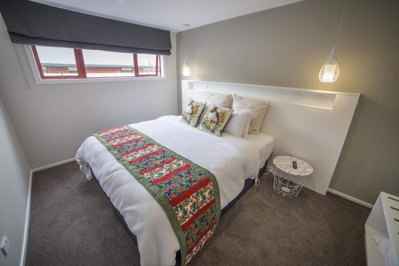 Red Tussock Motel Те Анау Екстериор снимка