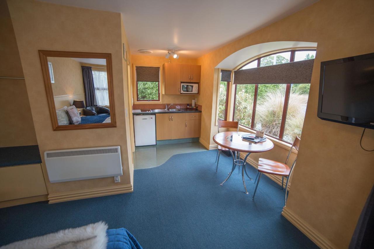 Red Tussock Motel Те Анау Екстериор снимка