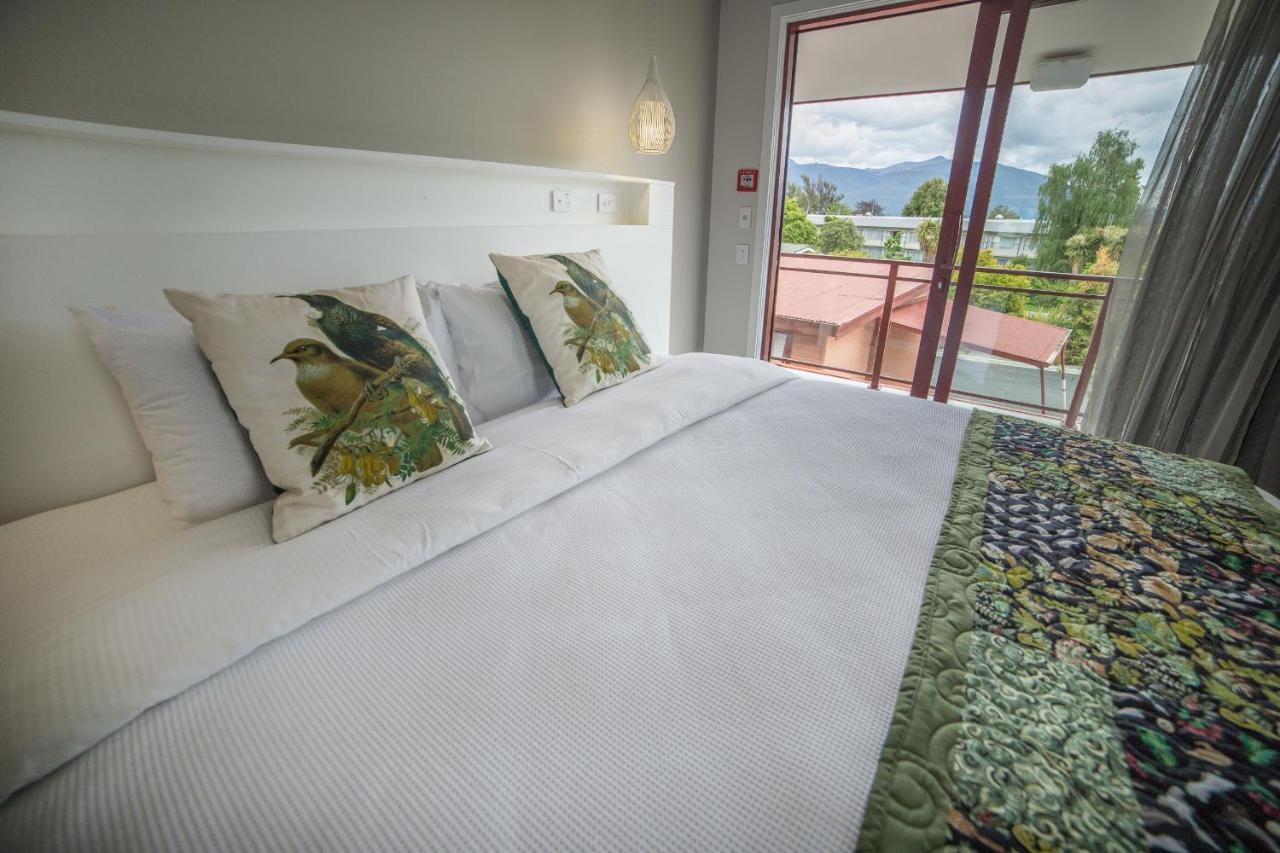Red Tussock Motel Те Анау Екстериор снимка