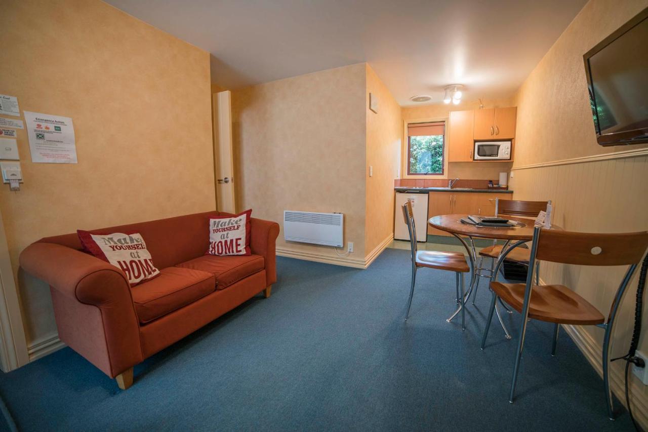 Red Tussock Motel Те Анау Екстериор снимка