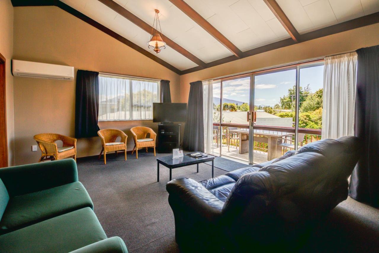 Red Tussock Motel Те Анау Екстериор снимка