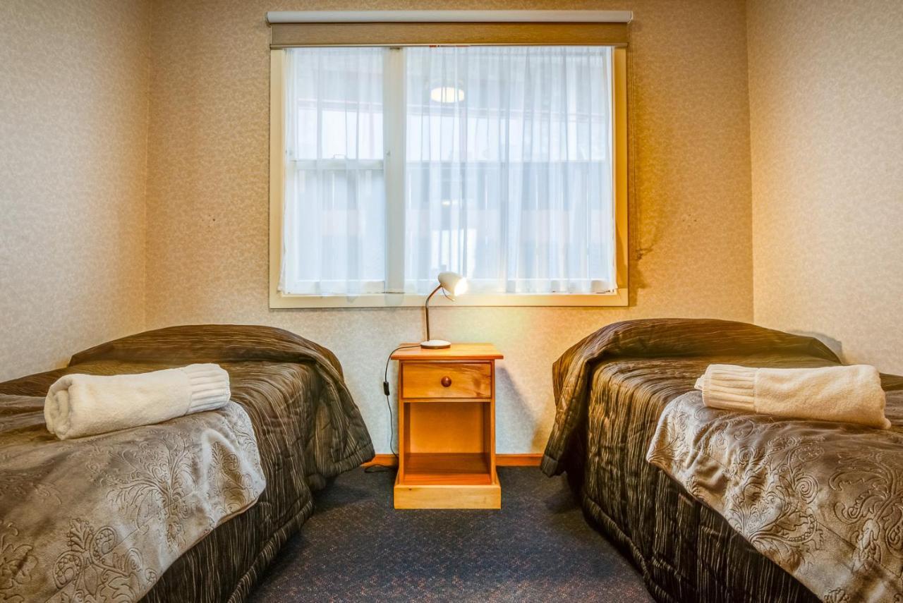 Red Tussock Motel Те Анау Екстериор снимка