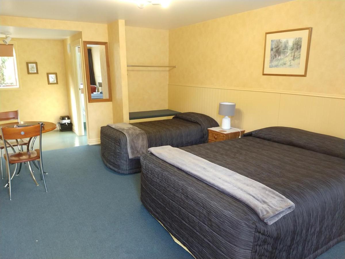 Red Tussock Motel Те Анау Екстериор снимка
